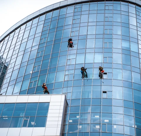 workers-washing-windows-office-building